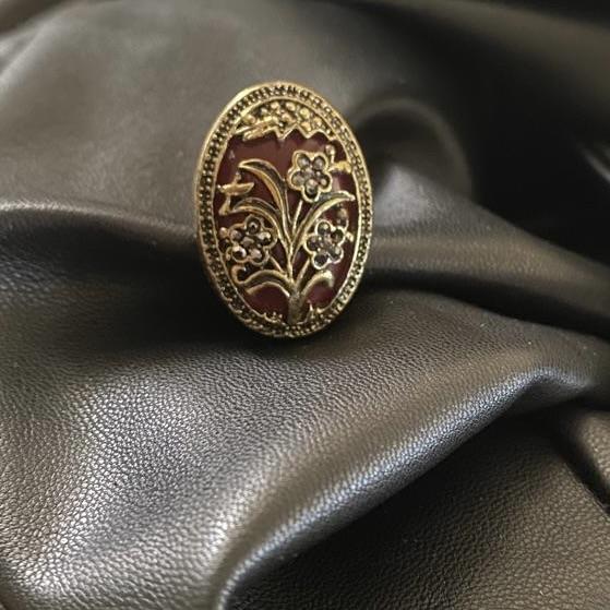 La bague romaine antique couleur bordeaux pour femme est un bijou intemporel ottoman