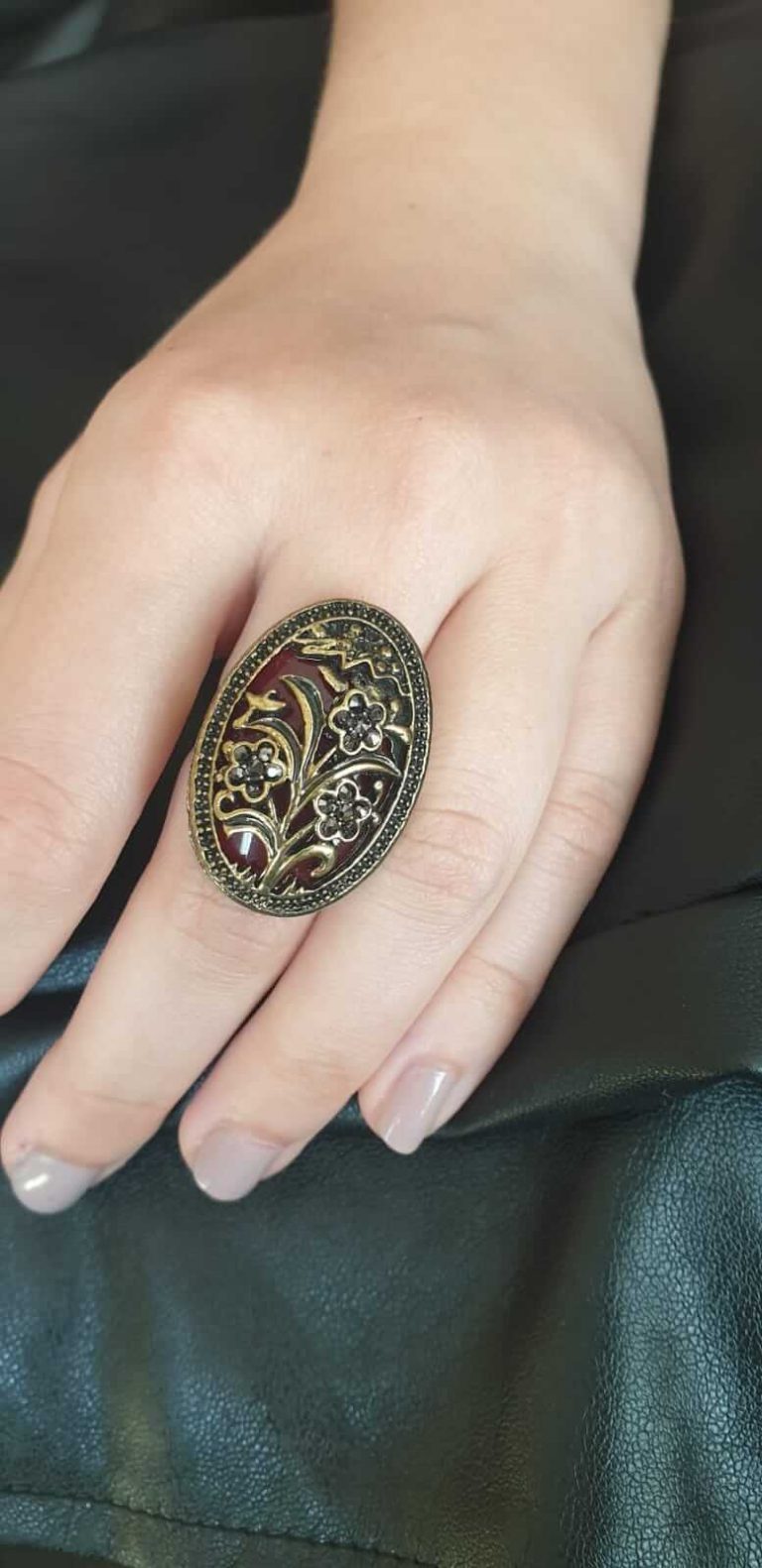 La bague romaine antique couleur bordeaux pour femme est un bijou intemporel ottoman