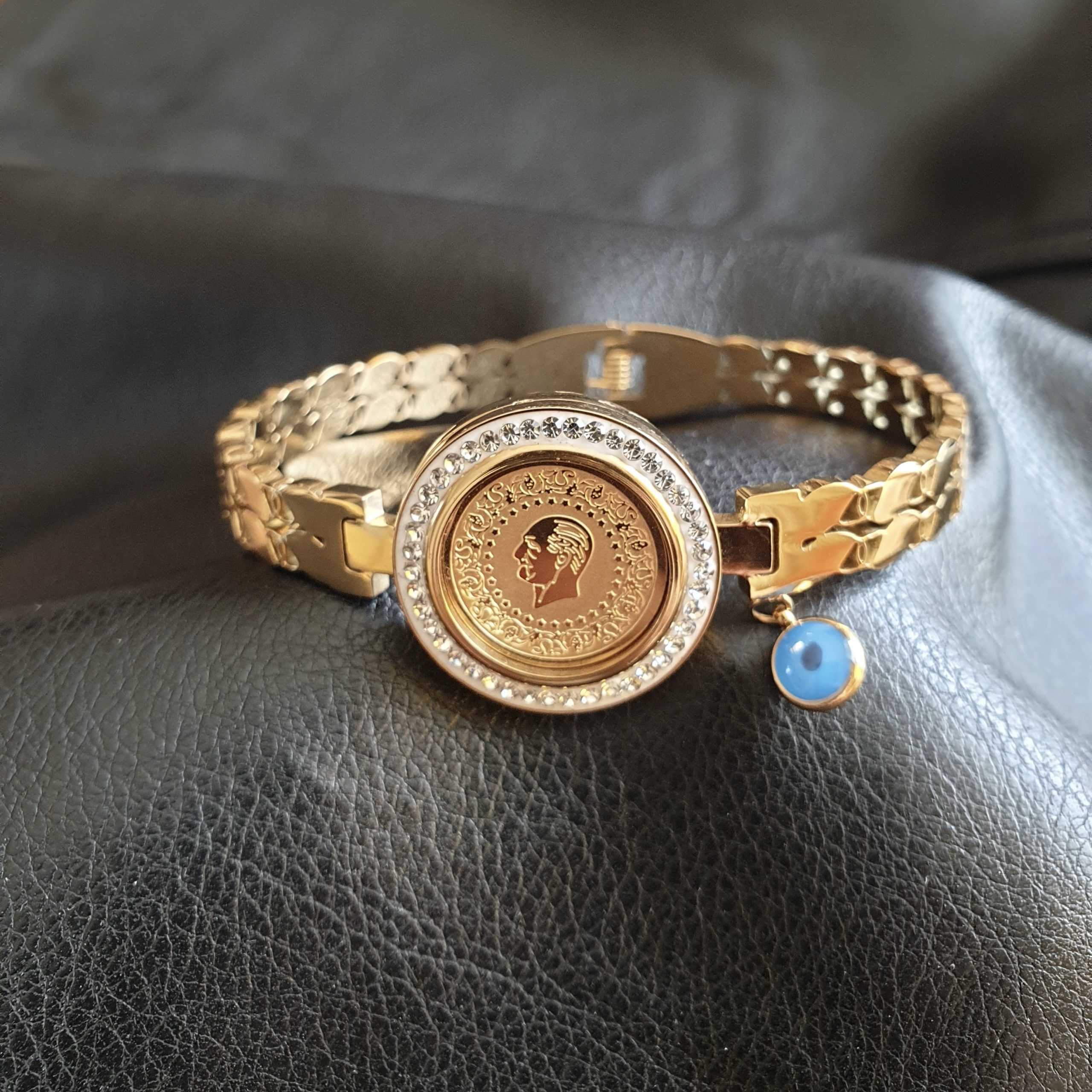 bracelet pour femme en acier inoxydable doré avec une image d'Ataturk avec l'oeil bleu et avec des cristaux