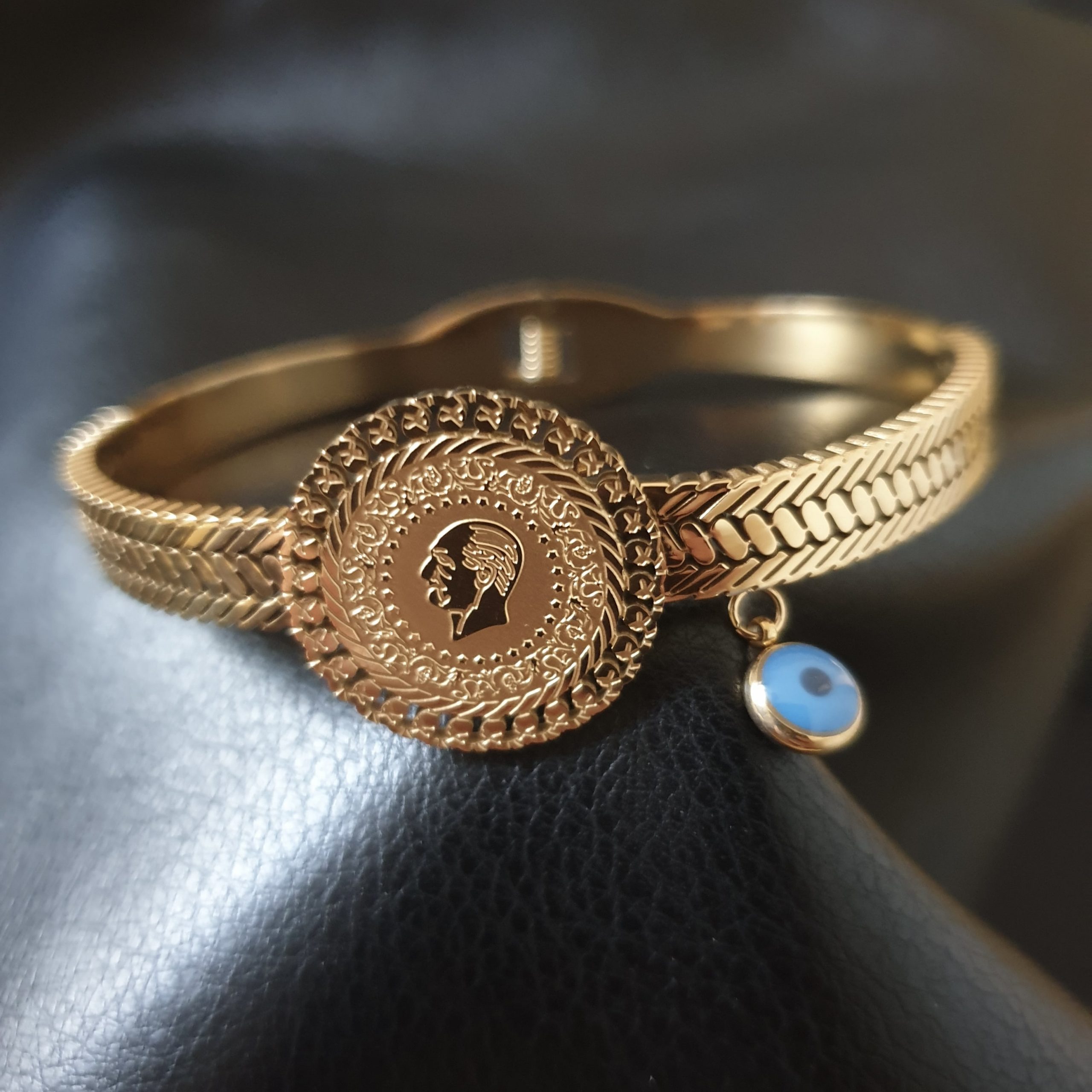 bracelet pour femme en acier inoxydable doré avec une image d'Ataturk avec l'oeil bleu