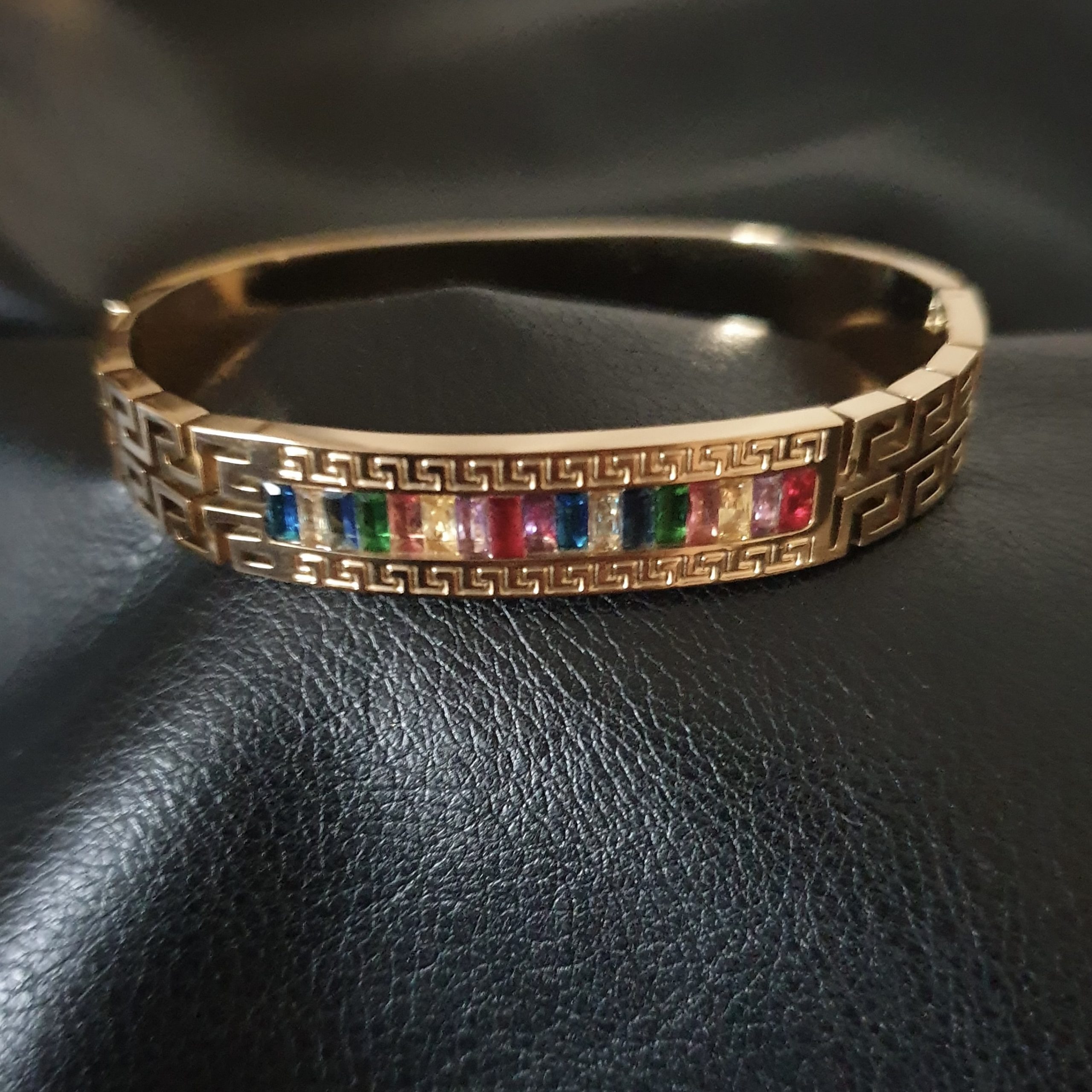 bracelet pour femme en acier inoxydable doré avec des cristaux multicolores